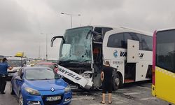 Arnavutköy'de yolcu otobüsü İETT otobüsüne çarptı