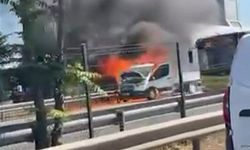 Kartal D-100 Karayolu’nda kamyonet alev alev yandı