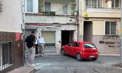 Düğün konvoyunda direksiyon hakimiyetini kaybetti, binaya çarptı