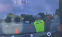 Fatih'te polise bıçakla saldırı kamerada