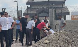 Kanalizasyon kazısı sırasında toprak altında kalan işçi kurtarıldı