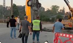 Arnavutköy'de taksi İSKİ ekiplerince açılan çukura düştü