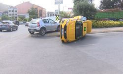 Güngören'de taksi ile otomobil çarpıştı: 2 yaralı