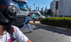 Tırın altında kalmaktan son anda kurtuldu: O anlar kamerada