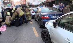 Park halindeki araçlara çarparak devrilen otomobilin sürücüsü yaralandı