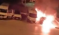Küçükçekmece'de iki araç alevlere teslim oldu