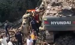 Yıkım sırasında bina çöktü: İş makinesi operatörü göçük altında kaldı