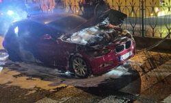 Fatih’te yanan otomobil hurdaya döndü