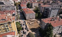 Bahçelievler'de 5 katlı binanın istinat duvarı çöktü