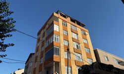 Küçükçekmece’de çatı katında yangın: Ev kullanılamaz hale geldi