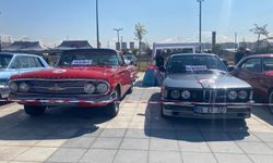 Klasik otomobil tutkunları bir araya geldi