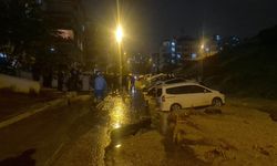 Ankara'da yol çöktü, onlarca araç mahsur kaldı