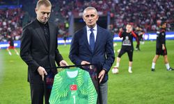 Milli takım kariyerini noktalayan kaleci Mert Günok'a veda