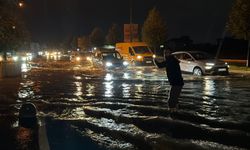 Sakarya’da sağanak hayatı felç etti: Otomobil suya gömüldü, evleri su bastı