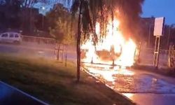 Arnavutköy’de korkutan anlar: Kamyonet alev alev yandı