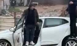 Sultanbeyli’de yol çöktü, otomobil çukura saplandı