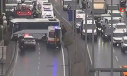 Avcılar'da kontrolden çıkan servis midibüsü kaza yaptı