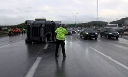 Pendik’te balık yüklü TIR devrildi: TEM’de trafik yoğunluğu oluştu