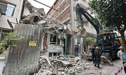 Kentsel dönüşüm yıkımında molozlar sokağa düştü: Bina tahliye edildi