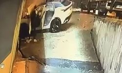 İşletmeye dalan otomobil alev aldı: Sürücüyü vatandaş kurtardı
