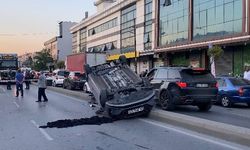 Sürücüsünün direksiyon hakimiyetini kaybettiği otomobil takla attı