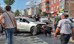 Güngören’de otomobil kaldırıma çıktı