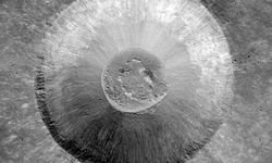 NASA uzay aracı Ay'da devasa yeni bir krater keşfetti