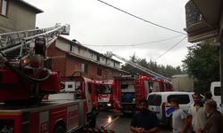 Sultanbeyli’de kentsel dönüşüm için boşaltılan binanın çatısı yandı
