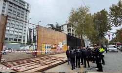 Kadıköy’de şantiye panosu 2 kişinin üzerine devrildi