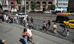 Karaköy'de yayaların “kısa yol” mücadelesi: Bariyerleri aşarak geçiyorlar