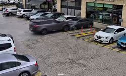 Çekmeköy’de faciadan dönüldü: Cip otomobille birlikte kafeye girdi