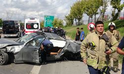 Sancaktepe’de trafik kazası: Araç bariyerlere çarpıp takla attı