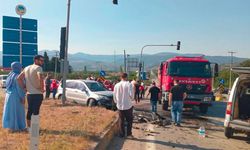 Sakarya’da iki araç çarpıştı: 6 kişi yaralandı
