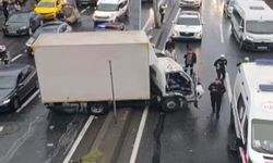 Esenyurt’ta kamyonet aydınlatma direğine çarptı