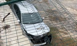 Zeytinburnu’nda otoparkta korkutan kaza: Otomobil 3 metreden aşağı düştü