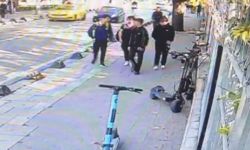 Üsküdar’da feci kaza! Otomobil kaldırımdaki 4 öğrenciye çarptı