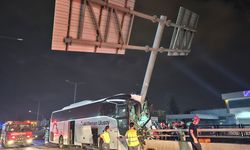 Yolcu otobüsü yön tabelasının direğine çarptı