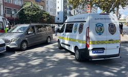 Yolun karşısına geçmek isterken iki aracın arasında kaldı
