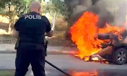 Avcılar’da seyir halindeki otomobil alev aldı: Yunus polisleri müdahale etti