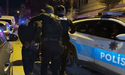 Avcılar’da gece yarısı kovalamaca! Polis aracına çarpıp kaçmaya çalıştılar