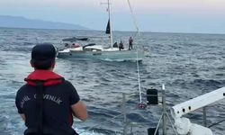 Sürüklenen yelkenli tekneyi, Sahil Güvenlik marinaya yanaştırdı