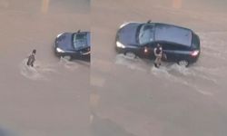 Yağmur sularında düşen çocuğu sürücü böyle kurtardı