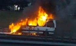 Esenler'de servis minibüsü alevlere teslim oldu
