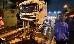 Arnavutköy'de seyir halindeki TIR, otobüs durağına daldı