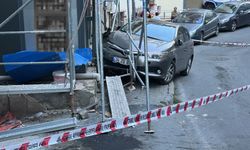 Şişli’de kontrolden çıkan otomobi, araç ve yayaya çarptı