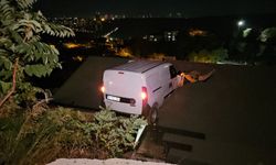 Kontrolden çıkan araç evin çatısına uçtu