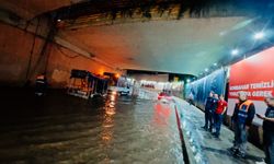 Beşiktaş Zincirlikuyu alt geçidini su bastı, Büyükdere Caddesi göle döndü