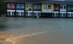 Arnavutköy’de dere taştı, okulu su bastı