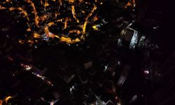 Enkaz kaldırma çalışması araçların farlarıyla aydınlatıldı