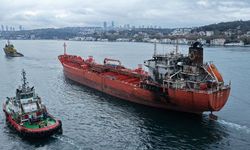 Dron saldırısına uğrayan tankerin geçişi nedeniyle İstanbul Boğazı trafiğe kapandı